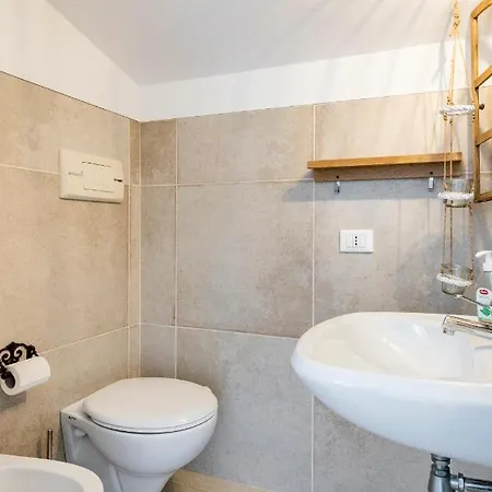 Apartment Trendy Aparment With Garage Right By The Sirmione